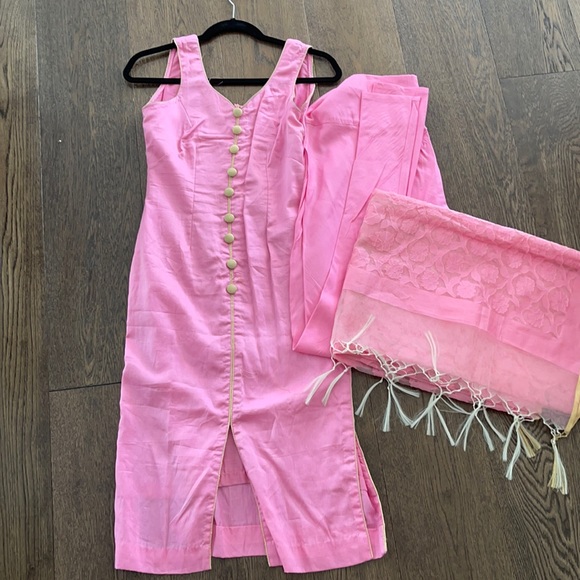 Pink Indian suit - Picture 1 of 3